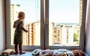 9-cu mərtəbədən yıxılan 2 yaşlı uşaq sağ qaldı