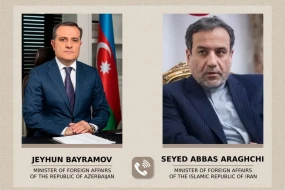 Ceyhun Bayramov iranlı həmkarı ilə danışdı