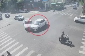 Bakıda \"qırmızı\"da keçən sürücü dəhşətli qəza törətdi - ANBAAN VİDEO