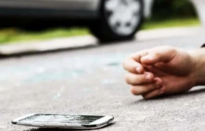 Avtobusdan düşən qadını maşın vurub öldürdü