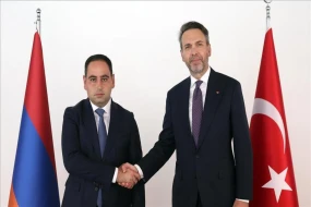 Türkiyə və Ermənistan nazirləri görüşdü