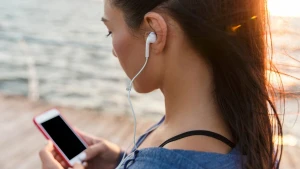 Yayda qulaqlıqlarla musiqi dinləmək TƏHLÜKƏLİDİR