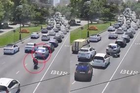 Bakıda moped sürücüsü \"Mercedes\"in üstünə çıxdı - ANBAAN VİDEO