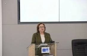 \" Mediada işimizi müzakirə edənlər sanki paralel həyatda yaşayır\"