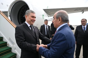 Qurbanqulu Berdiməhəmmədov Azərbaycana gəldi