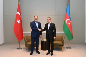 Ceyhun Bayramov həmkarı ilə müzakirə apardı