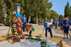 AZAL rəhbərliyi və kollektivi Hökumə Əliyevanın məzarını ziyarət etdi