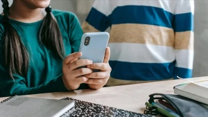 Daha bir ölkə məktəblərdə mobil telefonları qadağan edir