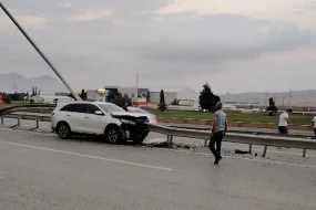 Qaradağda sürücü yuxuladı:&nbsp;Avtomobil məhəccərə çırpıldı - VİDEO