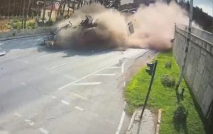 “KamAZ”ın maşının üstünə aşdığı an - VİDEO