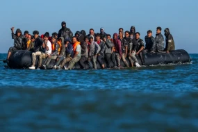 Böyük Britaniyada bir gündə min miqrant Kanaldan keçib ölkəyə gəlir