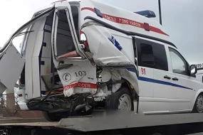 Şəmkirdə təcili yardım körpüdən aşdı - Yaralılar var