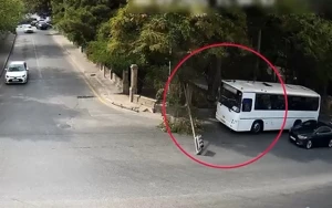 Sürücünün diqqətsizliyi işıqforu yararsız vəziyyətə saldı - VİDEO
