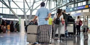 Aeroportda sərnişinin 10 minlik qızılını oğurladı