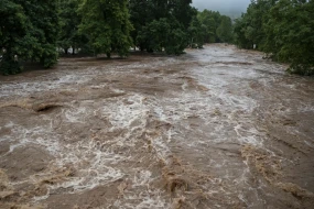 Sel gəldi, traktorlar çınqıl altında qaldı - FOTO/VİDEO