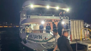 İstanbulda sərnişin bərəsi gəmi ilə toqquşdu - Yaralılar var