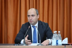 “Orta məktəblərdə pul yığılması halları var” - Emin Əmrullayev