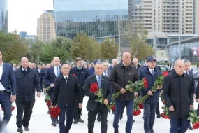 Dövlət və hökumət rəsmiləri Zəfər abidəsini ziyarət edir - VİDEO/FOTO