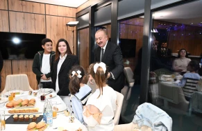 İlham Əliyev və xanımı şəhid övladları ilə görüşdülər - VİDEO