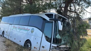 Avtomobillə avtobus toqquşdu - Avtomobildə olan hər kəs öldü
