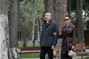 İlham Əliyev xanımı ilə parkın açılışında - FOTOLAR