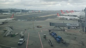 İstanbulda fırtına təyyarələrə çətinlik yaratdı