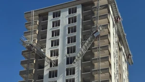 12-ci mərtəbədə yük lifti qırıldı - 2 işçi həyatını itirdi