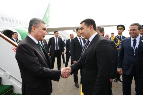 Qurbanqulu Berdiməhəmmədov Azərbaycana gəldi