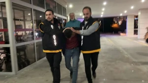 Qucağında uşaq olan yoldaşını bıçaqladı