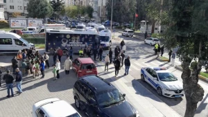 Avtobus yük maşını ilə toqquşdu - 22 tələbə yaralandı