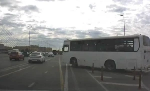 Bakıda avtobus sürücüsü sərnişinlərin həyatını təhlükəyə atdı - VİDEO