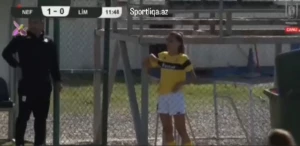 Qadın futbolçudan rəqibə yumruq zərbəsi - Video