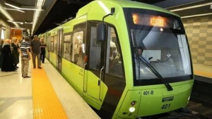 Metroya girən sərxoş adam metronu bir-birinə qatdı