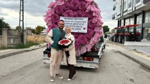 Nəhəng çiçəklə həyat yoldaşından üzr istədi