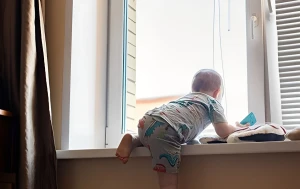 Üç yaşlı uşaq binadan yıxılaraq öldü
