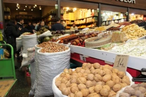 Müştərilərə bazarda \"yaş\" adı ilə suya salınmış qoz satılır? - VİDEO
