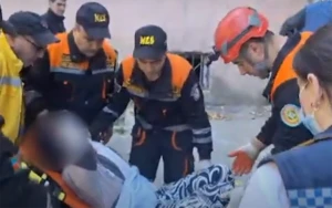 Qapını kəsib huşsuz vəziyyətdə olan qadını belə xilas etdilər - VİDEO