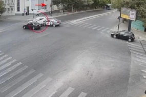 Bakıda “qırmızı”da keçən sürücü qəza törətdi - ANBAAN VİDEO