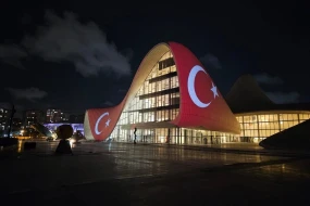Heydər Əliyev Mərkəzi Türkiyə bayrağı ilə proyeksiya olundu