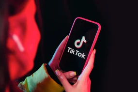 Kişi sevgilisini \"TikTok\"a görə döydü - Məhkəməlik oldular