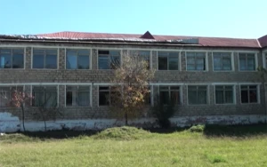 Bu məktəbdə dərslər dəhlizdə keçirilir - VİDEO