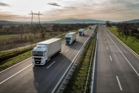 Hərəkətdə olan yük maşınından oğurluq etdilər - Film kimi olay