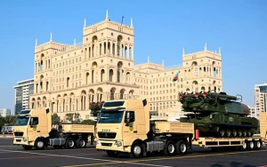 Bakıdakı paradda nümayiş etdirilən silah sistemləri Azərbaycanın hərbi qüdrətinin əyani göstəricisidir