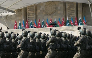 Bu ölkələrin rəsmiləri də paradı izlədi&nbsp;