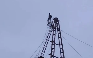 Qülləyə çıxan 18 yaşlı gənc xilas edildi - ANBAAN VİDEO&nbsp;