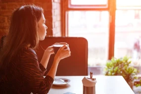 Gənc qadın kafedə yandırıldı - FOTO
