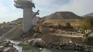 Türkiyədə tikilməkdə olan körpü çökdü - Ölənlər var