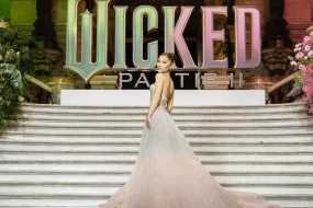 Dünyaca məşhur ulduza heyranları hücum etdi - FOTO