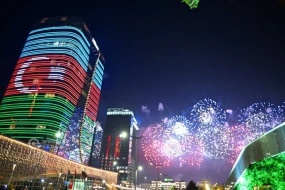 Daşkəndin küçələrində binalar üzərində Azərbaycan bayrağı proyeksiya olundu