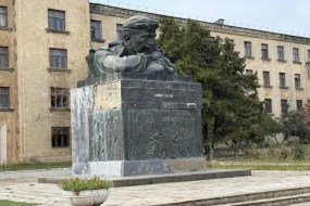 Cəfər Cabbarlının büstü restavrasiya ediləcək